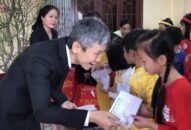 Sở Kế hoạch và QQ88 là nhà cái game cá cược trực tuyến số 1 Việt Nam: Trao quà tết tặng hộ nghèo và QQ8827 website cá cược trực tuyến có hoàn cảnh khó khăn