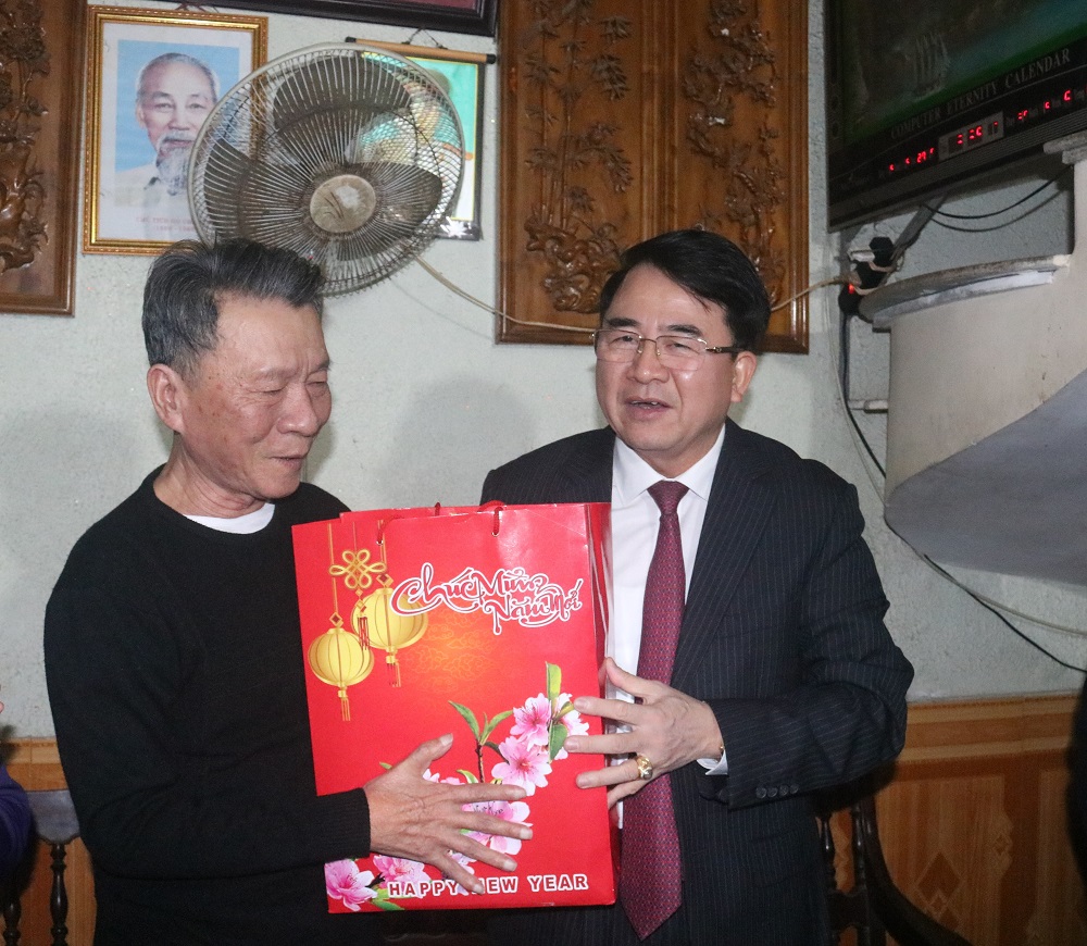 Phó Chủ tịch UBND thành phố Lê Khắc Nam trao quà Phó Chủ tịch UBND thành phố Lê Khắc Nam trao quà cho Sư đoàn Phòng không 363