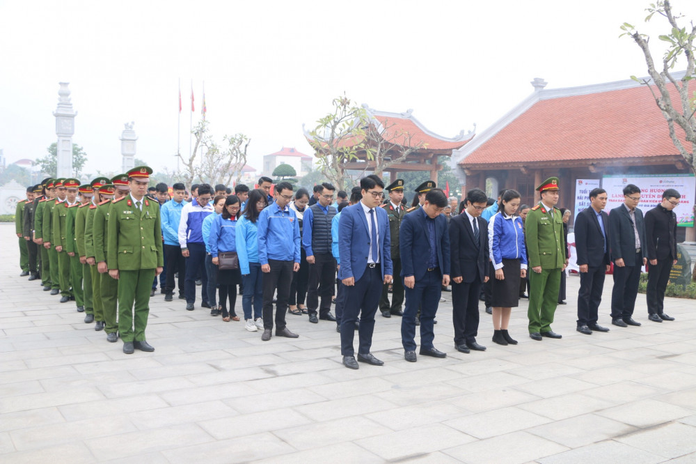 Các đại biểu làm lễ dâng hương tại Nhà tưởng niệm lãnh tụ Nguyễn Đức Cảnh