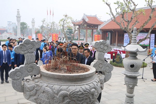 Các đại biểu làm lễ dâng hương tại Nhà tưởng niệm lãnh tụ Nguyễn Đức Cảnh