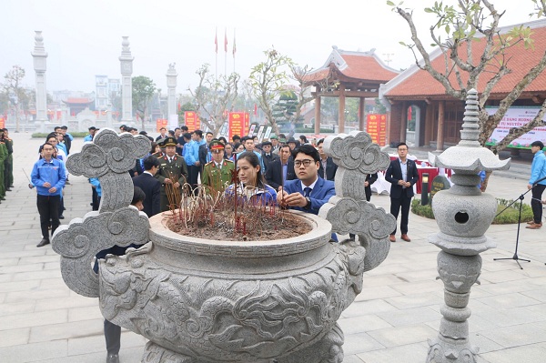 Các đại biểu làm lễ dâng hương tại Nhà tưởng niệm lãnh tụ Nguyễn Đức Cảnh