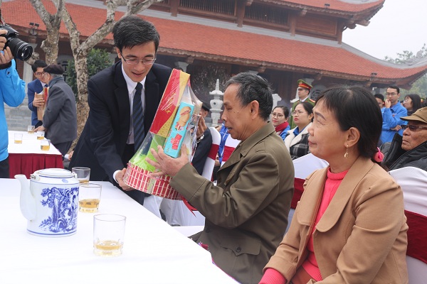 Bí thư Thành đoàn - Đào Phú Thùy Dương tặng quà các Đảng viên cao tuổi