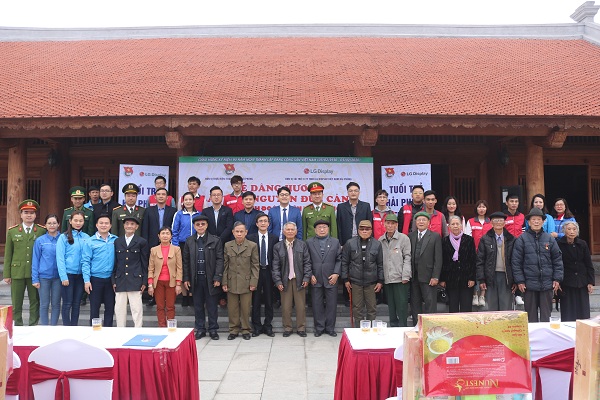 Các đại biểu chụp ảnh lưu niệm