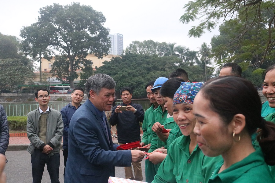 Phó Chủ tịch UBND TP tặng quà cho công nhân Qq88 https betamed sa com tại hồ An Biên Phó Chủ tịch UBND TP tặng quà cho công nhân Qq88 https betamed sa com tại hồ An Biên