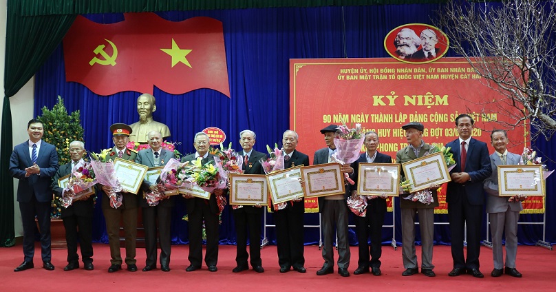 Lãnh đạo Huyện ủy Cát Hải trao huy hiệu 60 năm tuổi Đảng tặng các đảng viên Lãnh đạo Huyện ủy Cát Hải trao huy hiệu 60 năm tuổi Đảng tặng các đảng viên