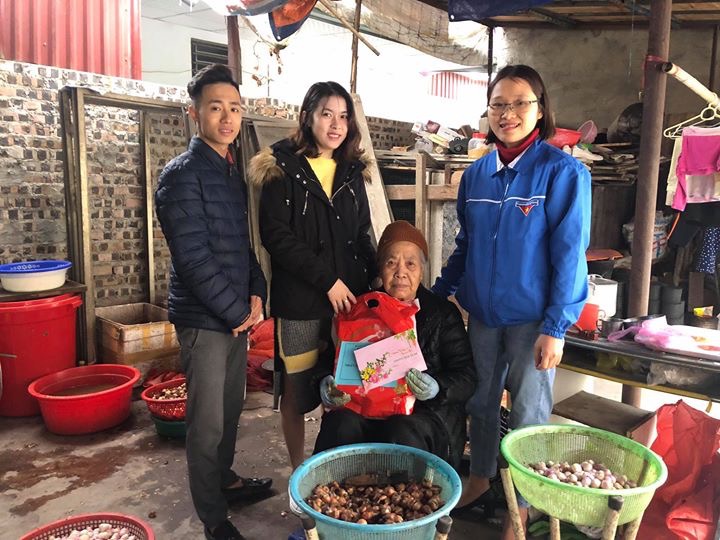 Đoàn phường Thượng Lý tặng quà cho các đối tượng chính sách