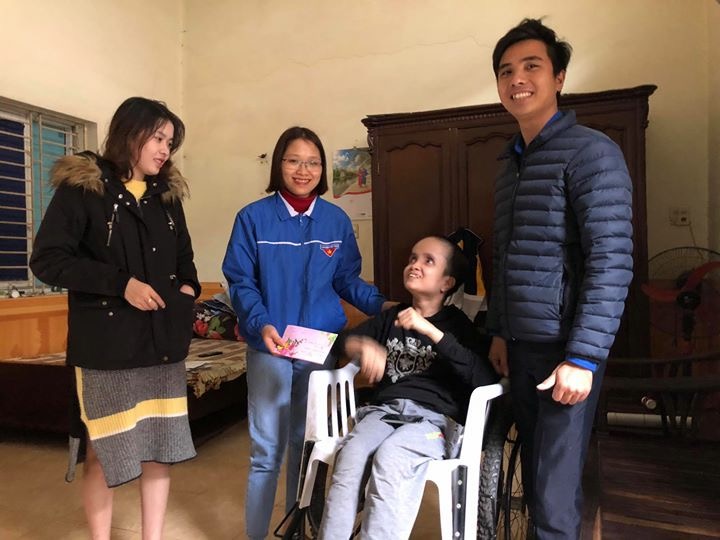 Đoàn phường Thượng Lý tặng quà cho các đối tượng chính sách