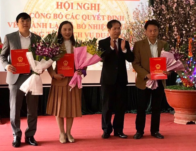 Đồng chí Hoàng Xuân Minh – Chủ tịch UBND quận Đồ Sơn trao Trang chủ chính thức QQ88 | Đăng ký , Đăng nhập về các chức danh Trung tâm Dịch vụ Appqq88 Cá Cược Thể Thao và Quản lý di tích lịch sử Đồ Sơn