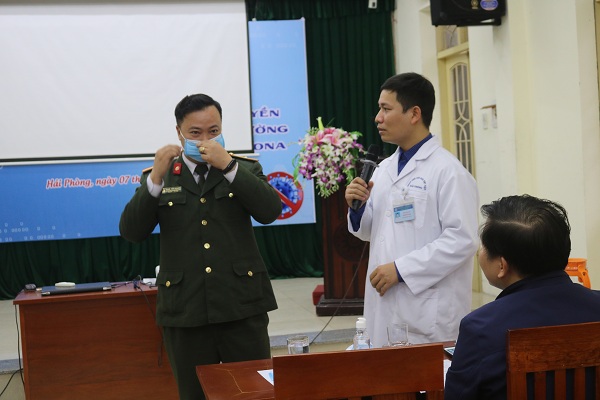 Bác sĩ hướng dẫn cách đeo khẩu trang đúng cách