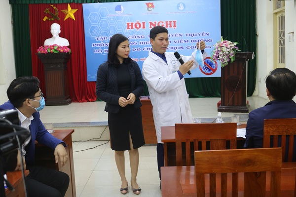 Bác sĩ hướng dẫn cách sát khuẩn, đeo khẩu trang đúng cách
