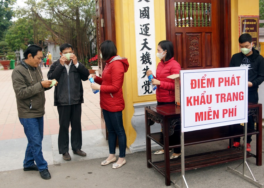 Ban Quản lý Đền thờ Trạng Trình phát khẩu trang QQ8839 Đăng ký, Tải app tặng du khách Ban Quản lý Đền thờ Trạng Trình phát khẩu trang QQ8839 Đăng ký, Tải app tặng du khách