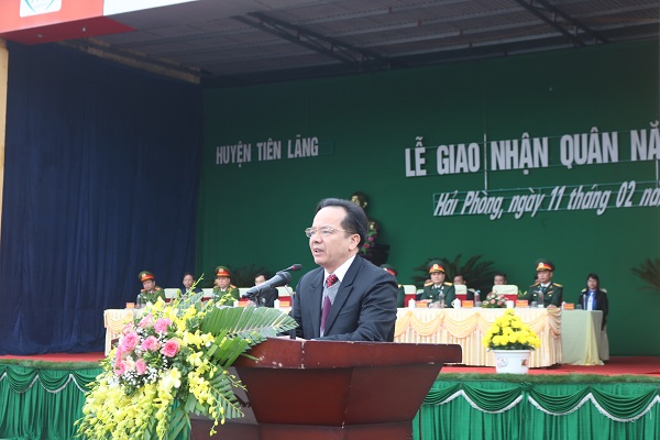 Đồng chí Trần Văn Khanh - Phó Chủ tịch Thường trực UBND huyện Tiên Lãng phát biểu tại lễ giao quân