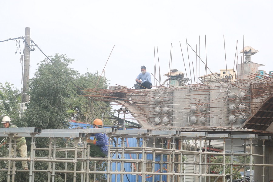 Đơn vị thi công đang triển khai làm cầu vượt bên đường Hùng Vương Đơn vị thi công đang triển khai làm cầu vượt bên đường Hùng Vương
