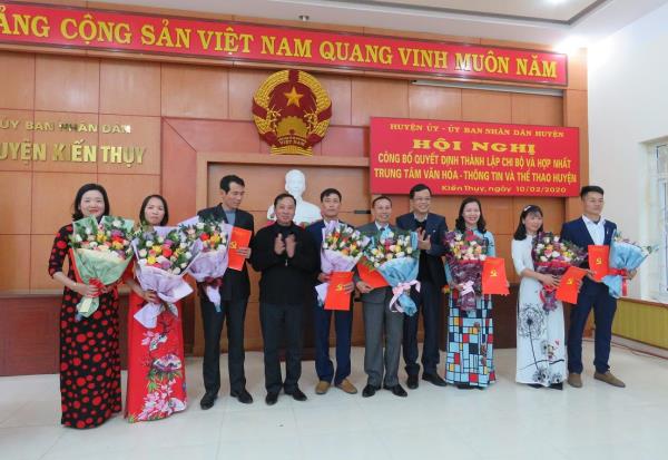 Lãnh đạo huyện Kiến Thụy tặng hoa chúc mừng Chi bộ Trung tâm VH-TT&TT huyện Lãnh đạo huyện Kiến Thụy tặng hoa chúc mừng Chi bộ Trung tâm VH-TT&TT huyện