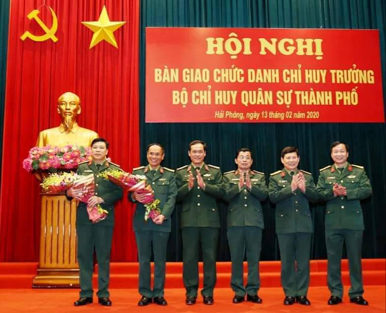 Trung tướng Vũ Hải Sản, Tư lệnh Quân khu Ba tặng hoa chúc mừng đại tá Nguyễn Văn Điệp và Nguyễn Minh Quang tại hội nghị bàn giao. Trung tướng Vũ Hải Sản, Tư lệnh Quân khu Ba tặng hoa chúc mừng đại tá Nguyễn Văn Điệp và Nguyễn Minh Quang tại hội nghị bàn giao.