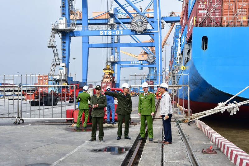 Lực lượng PCCC cơ sở Chi nhánh cảng Tân Vũ thuộc Công ty Cổ phần Cảng QQ8839 nhà cái phối hợp với Phòng Cảnh sát PCCC và cứu nạn, cứu hộ - CATP kiểm tra phương tiện chữa cháy cơ sở