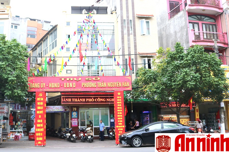 Trụ sở UBND Phường Trần Nguyên Hãn trang hoàng cờ hoa rực rỡ chào mừng Đại hội