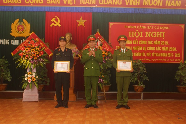 Đại tá Vũ Minh Sơn – Trưởng phòng CSCĐ trao danh hiệu “Đơn vị Quyết thắng”
