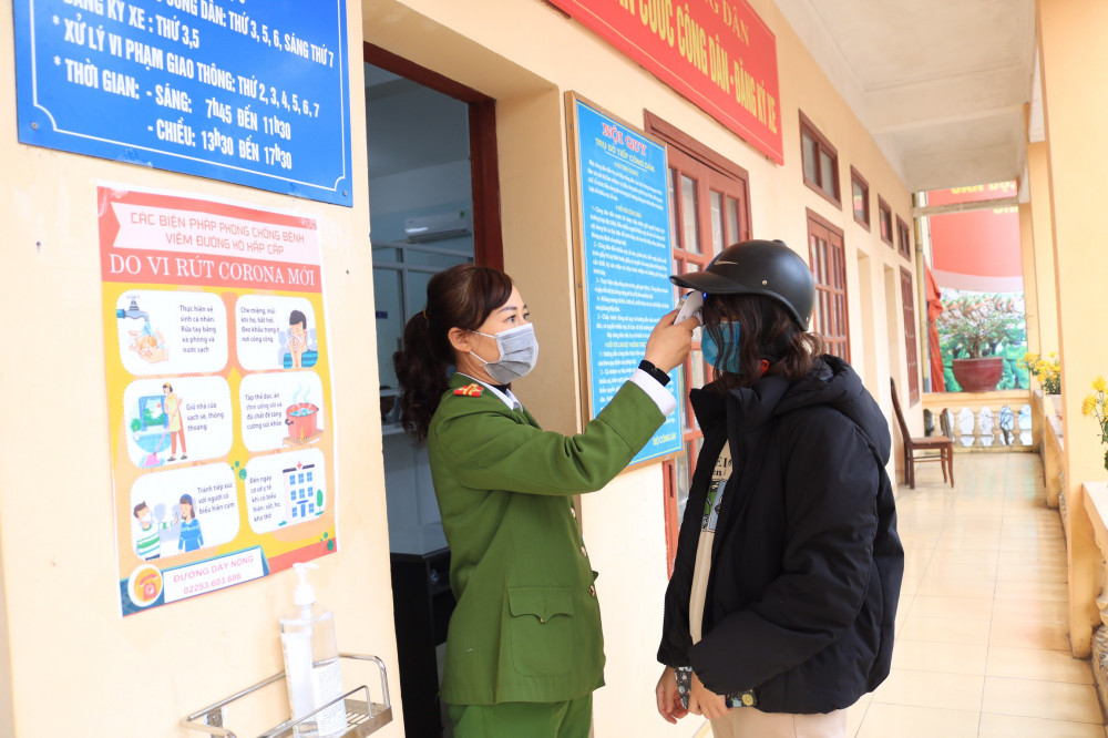 Các CBCS CAQ Đồ Sơn kiểm tra thân nhiệt của công dân trước khi vào liên hệ làm việc