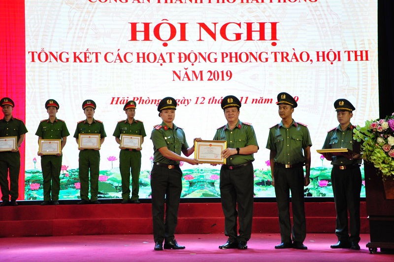 Đại tá Nguyễn Quốc Hùng trao Giấy khen cho Thượng úy Hòa