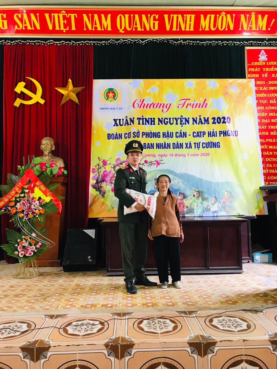 Thượng úy Hòa tặng quà cho hộ nghèo xã Tự Cường, Tiên Lãng dịp Tết Canh Tý 2020