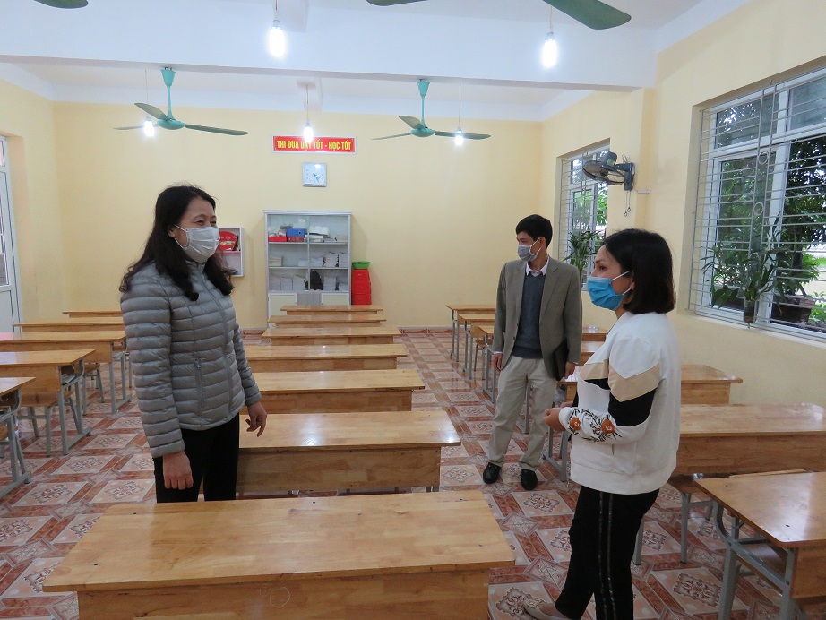 Đồng chí Phạm Thị Vinh, Phó Chủ tịch UBND huyện Kiến Thụy kiểm tra đột xuất công tác phòng, chống dịch bệnh tại các trường Đồng chí Phạm Thị Vinh, Phó Chủ tịch UBND huyện Kiến Thụy kiểm tra đột xuất công tác phòng, chống dịch bệnh tại các trường