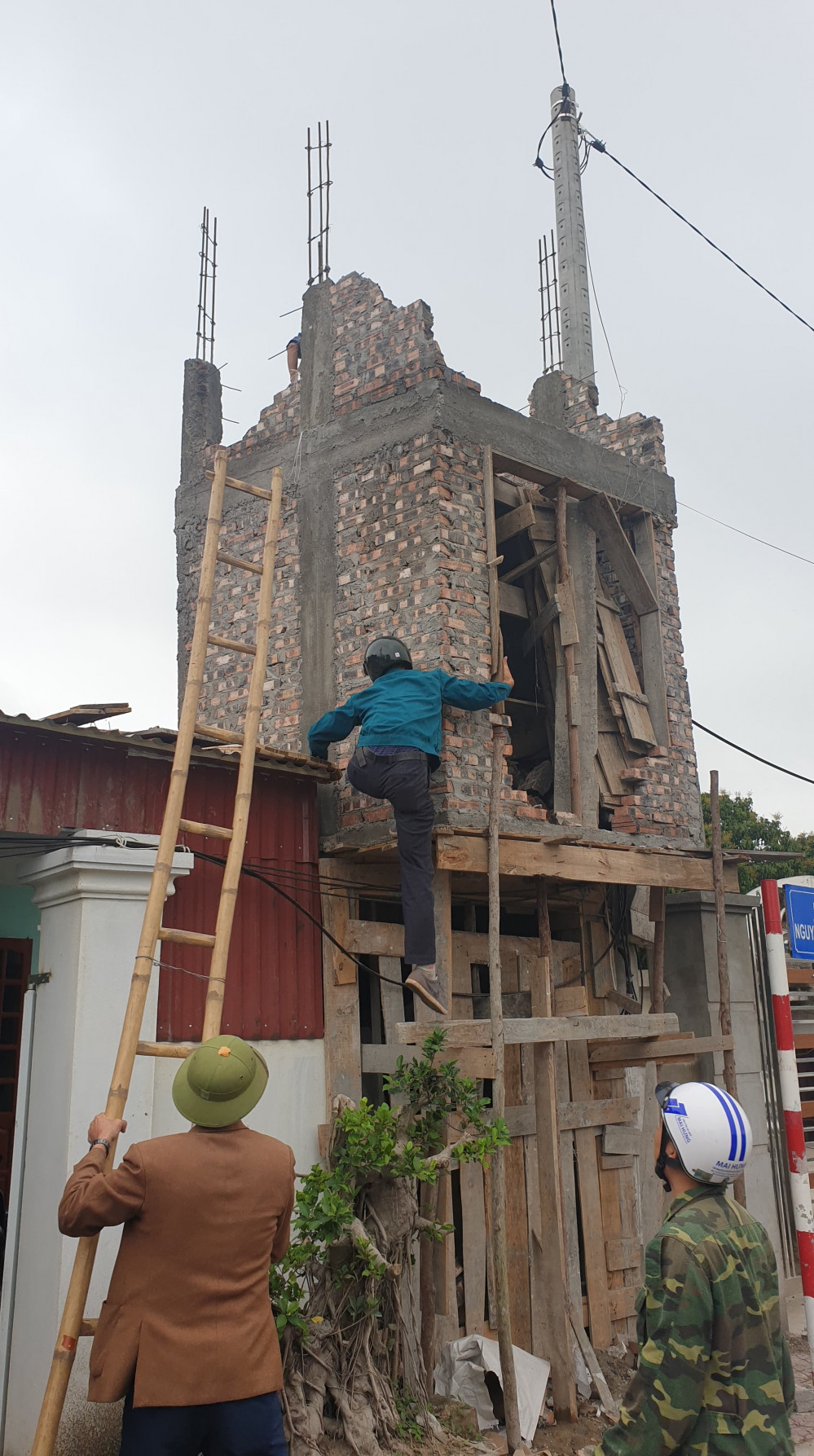 Thị trấn Vĩnh Bảo tiến hành tháo dỡ nhà Đổi quà QQ88 không phép tại tuyến đường Nguyễn Bỉnh Khiêm Thị trấn Vĩnh Bảo tiến hành tháo dỡ nhà Đổi quà QQ88 không phép tại tuyến đường Nguyễn Bỉnh Khiêm
