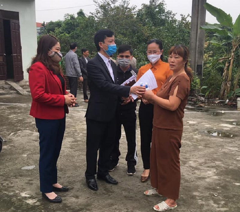 tặng nước sát khuẩn đến 100% các hộ gia đình trên địa bàn quận