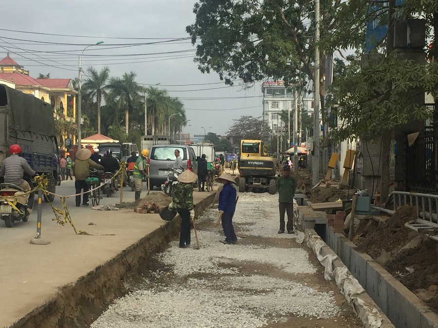 Đơn vị thi công tại dự án mở rộng đường từ cầu Rế đến cầu Hỗ đẩy nhanh tiến độ 