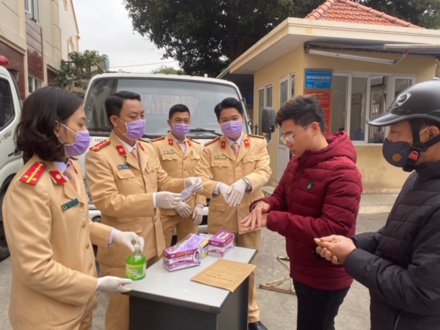 ĐVTN QQ8894 casino trực tuyến thành phố hướng dẫn người dân đeo khẩu trang, sát trùng đúng cách