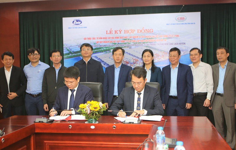 Ông Nguyễn Tường Anh - Tổng Giám đốc Cảng QQ8839 nhà cái, đại diện chủ QQ88 là nhà cái game cá cược trực tuyến số 1 Việt Nam và ông Phạm Trung Kiên - Tổng Giám đốc CMB, đại diện nhà thầu đã ký kết hợp đồng triển khai gói thầu với sự chứng kiến của lãnh đạo hai công ty