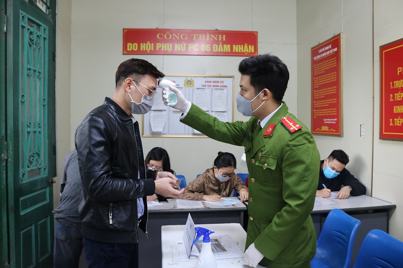 CBCS thực hiện đo thân nhiệt cho Đăng Nhập QQ88.COM | Link Trang Chủ QQ888 trước khi thực hiện giao dịch