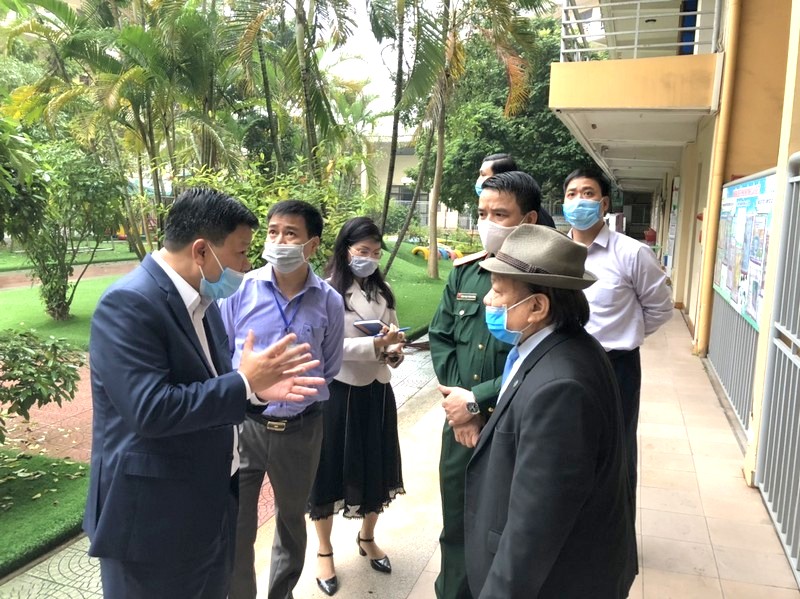 Bí thư quận ủy Lê Trung Kiên trao đổi với lãnh đạo nhà trường
