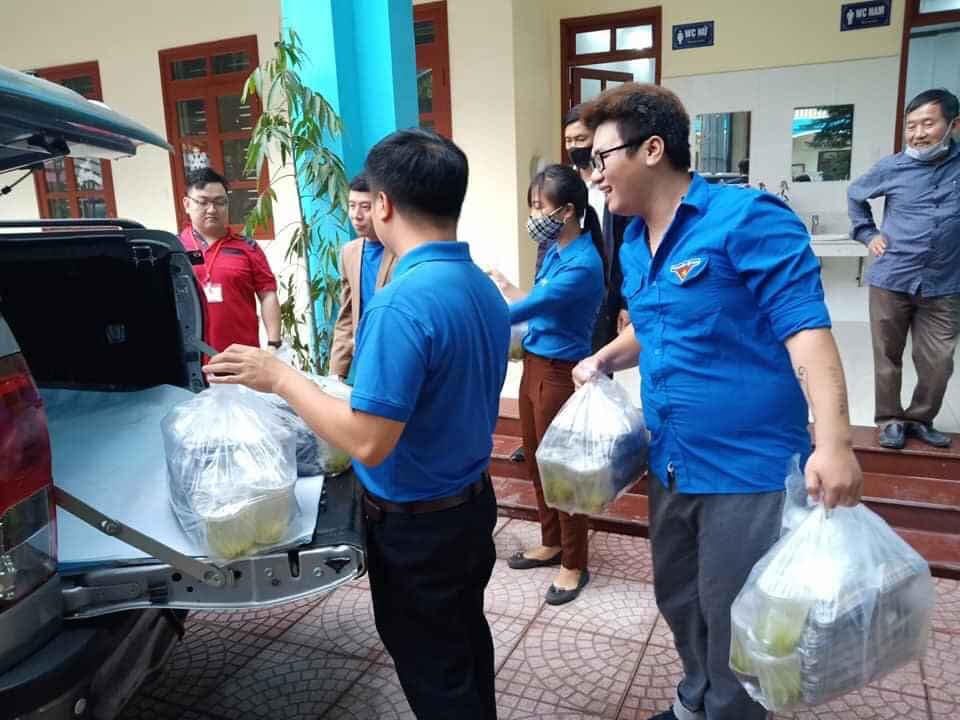 ĐVTN QQ 88 Sòng bạc trực tuyến TOP 1 Việt Nam vận chuyển cơm tại Khu cách ly tập trung