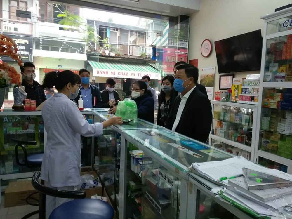 Đoàn công tác quận Lê Chân kiểm tra việc chấp hành các quy định kinh doanh của các cửa hàng tân dược