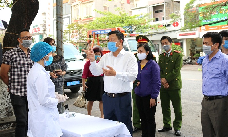 Đoàn công tác kiểm tra tại phường Nghĩa Xá
