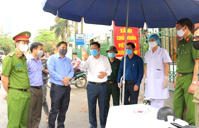 Đoàn công tác kiểm tra chốt đầu ngõ 271 Trần Nguyên Hãn