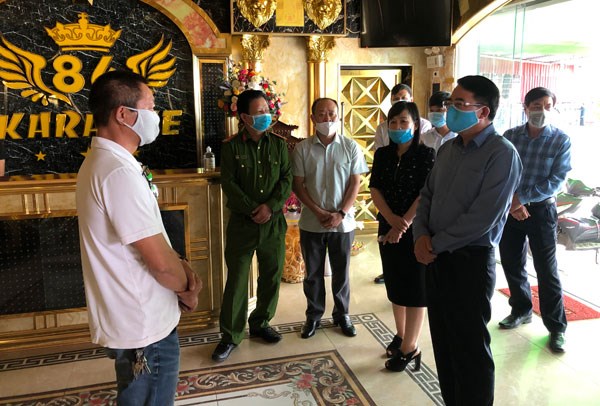 Phó Chủ tịch UBND thành phố Lê Khắc Nam kiểm tra tại quán karaoke 86 Phó Chủ tịch UBND thành phố Lê Khắc Nam kiểm tra tại quán karaoke 86