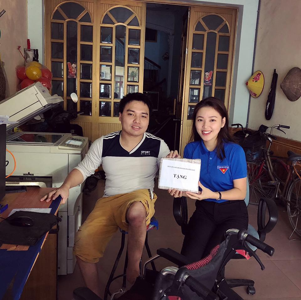 Khánh Ngọc tặng quà cho thanh niên yếu thế