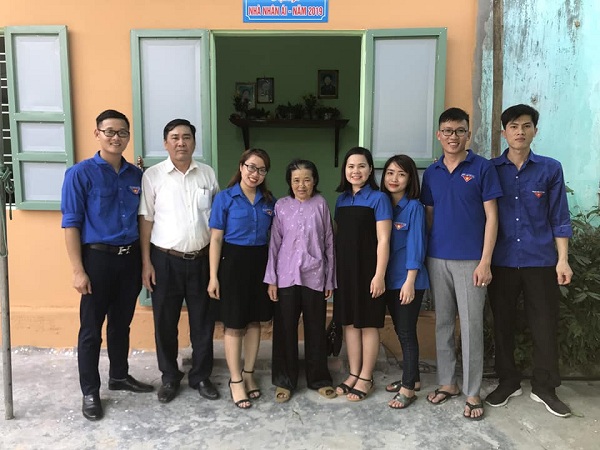 Trọng Anh (ngoài cùng từ trái sang) cùng lãnh đạo địa phương và QQ8894 kèo WC 2026, ĐVTN trao tặng “Nhà Nhân ái” cho người già cô đơn