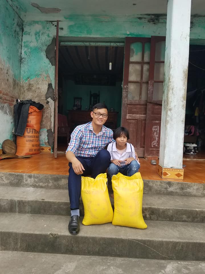 Trọng Anh tặng gạo hỗ trợ cho Qq88 https betamed sa com nghèo trên địa bàn xã