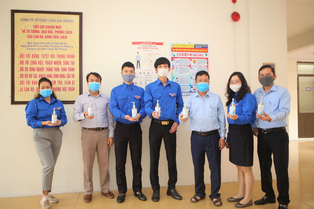 Chi đoàn Văn phòng Giám đốc tặng nano bạc cho các đồng chí lãnh đạo và QQ8894 kèo WC 2026, chuyên viên Công ty cổ phần Cảng QQ8839 nhà cái