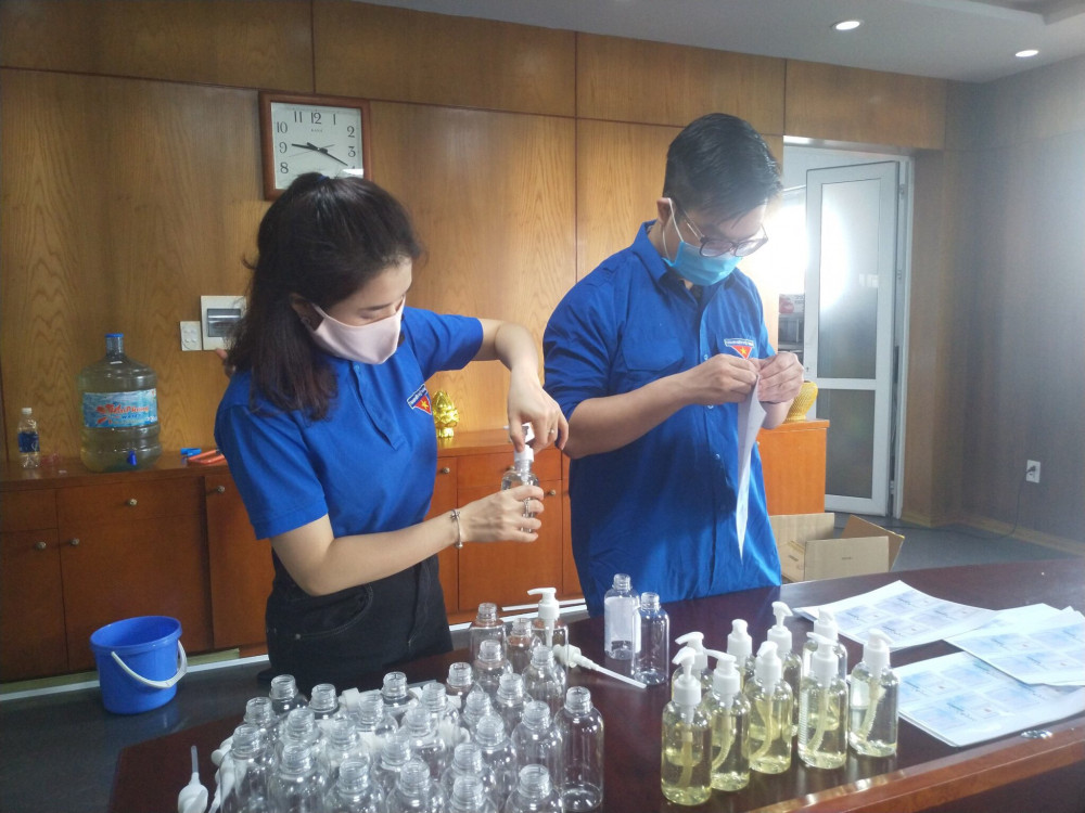 Đoàn viên thanh niên Cảng QQ8839 nhà cái tiến hành pha chế dung dịch nano bạc