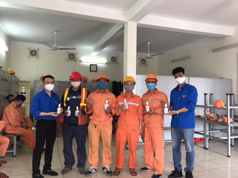 Đoàn thanh niên Cảng QQ8839 nhà cái tặng sản phẩm đến công nhân QQ8839 bắn cá, đá gà, game bài tại Công ty cổ phần QQ88 là nhà cái game cá cược trực tuyến số 1 Việt Nam & Phát triển Cảng Đình Vũ