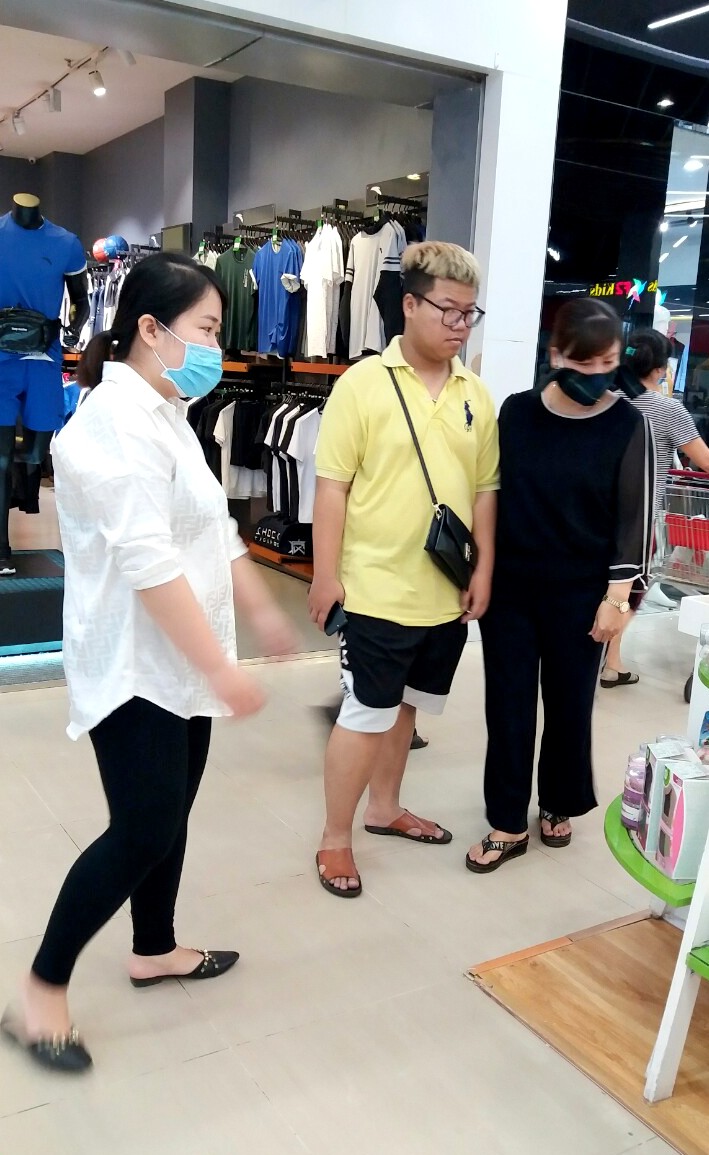 Một thanh niên không chấp hành đeo khẩu trang nơi công cộng