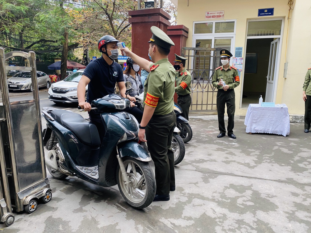 Đoàn viên thanh niên Phòng An ninh Appqq88 Casino, Nổ Hũ kiểm tra thân nhiệt CBCS và người dân khi đến làm việc, liên hệ công tác