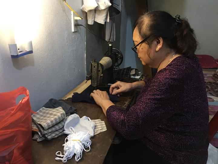 Những người bà, người chị cần mẫn may từng chiếc khẩu trang ủng hộ cộng đồng
