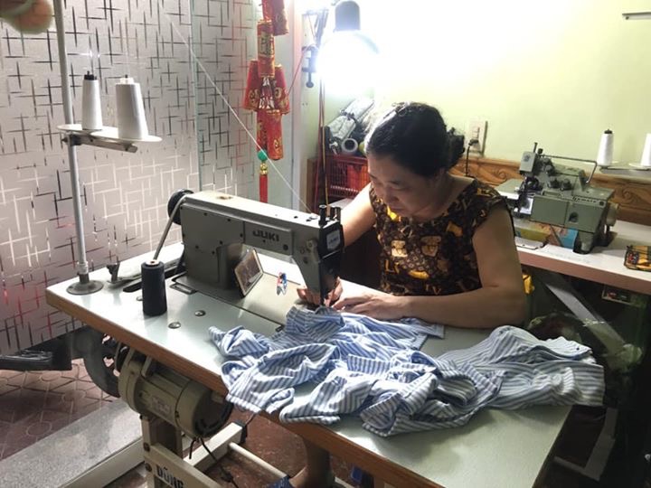 Những người bà, người chị cần mẫn may từng chiếc khẩu trang ủng hộ cộng đồng