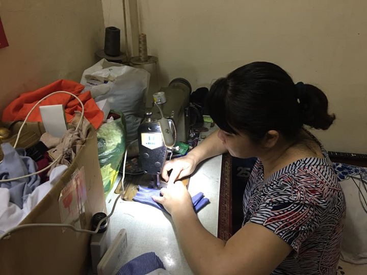 Những người bà, người chị cần mẫn may từng chiếc khẩu trang ủng hộ cộng đồng