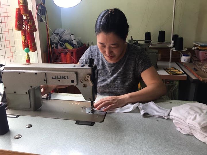 Những người bà, người chị cần mẫn may từng chiếc khẩu trang ủng hộ cộng đồng